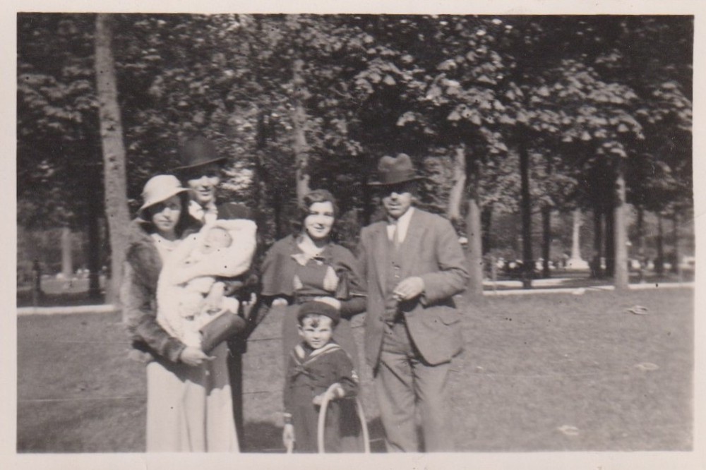 1933-alainjouffroy-et-safamille-boisdeboulogne.jpg