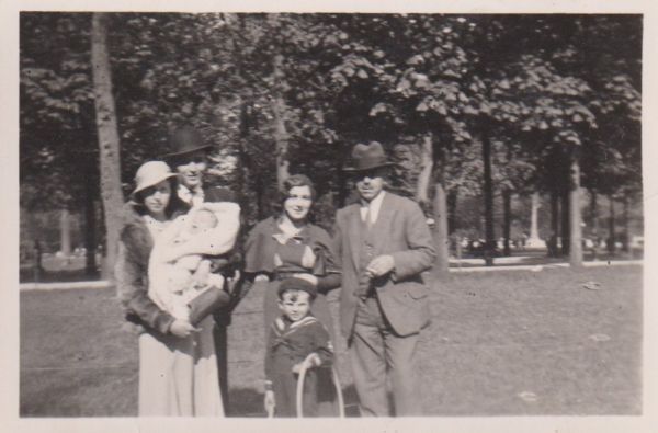 1933-alainjouffroy-et-safamille-boisdeboulogne.jpg