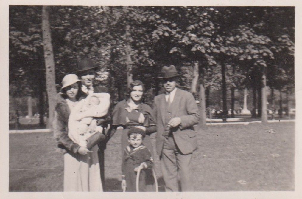 1933-alainjouffroy-et-safamille-boisdeboulogne.jpg