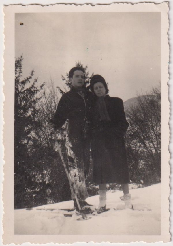 alain-jouffroy-et-ines-sa-mere-replies-en-franche-comte-hiver-1943.jpg