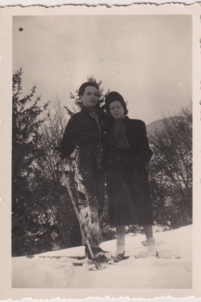 alain-jouffroy-et-ines-sa-mere-replies-en-franche-comte-hiver-1943.jpg