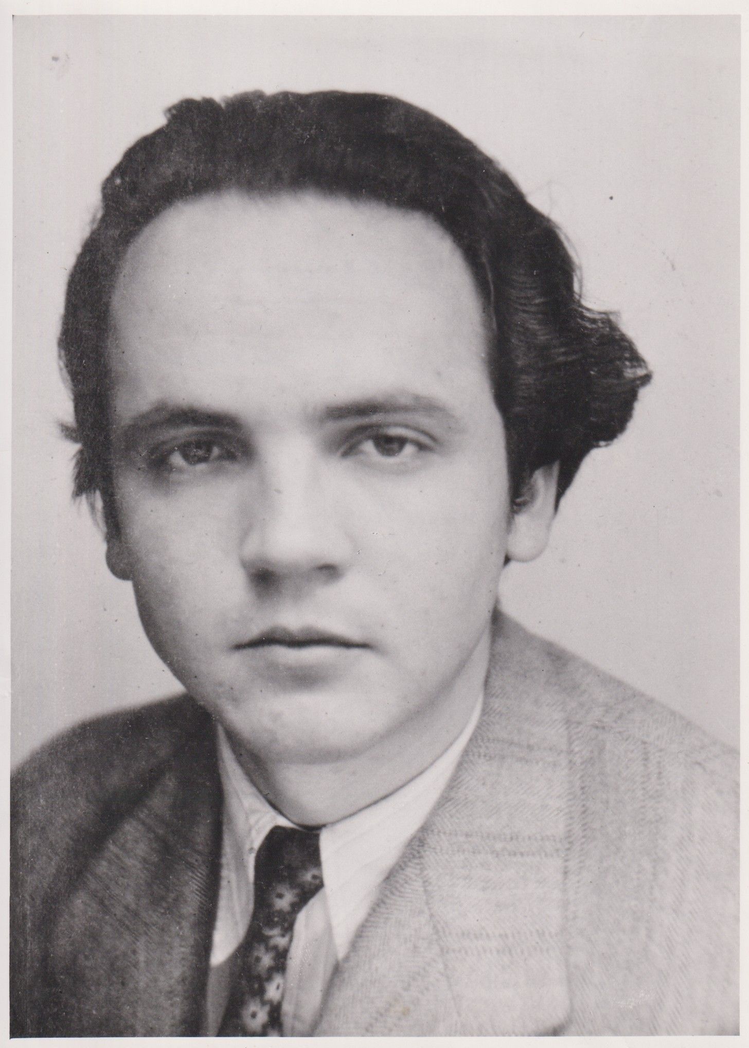 alain-jouffroy-en-1948-a-vingt-ans-quelques-mois-avant-son-exclusion-du-groupe-surrealiste.jpg