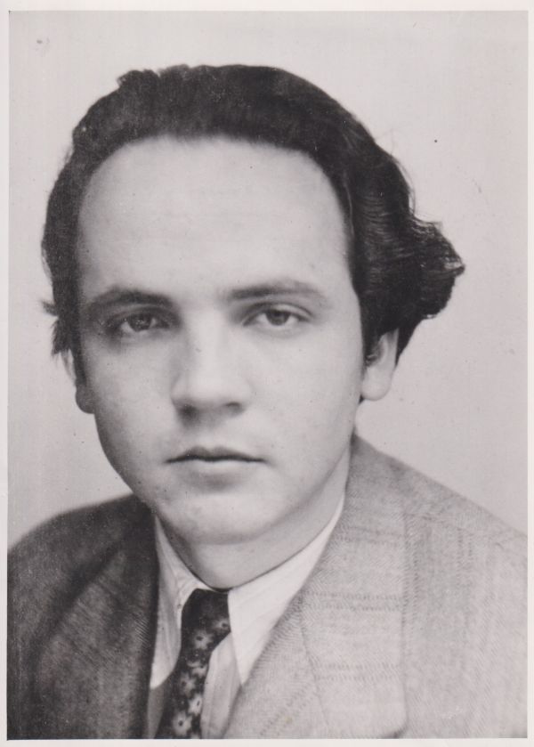 alain-jouffroy-en-1948-a-vingt-ans-quelques-mois-avant-son-exclusion-du-groupe-surrealiste.jpg