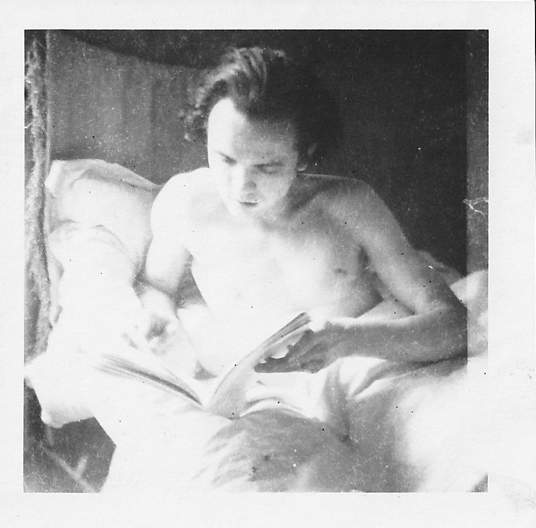alain-jouffroy-photographie-par-luce-hoctin-dans-l-appartement-du-4-rue-du-dragon-paris-mars-1949.jpg