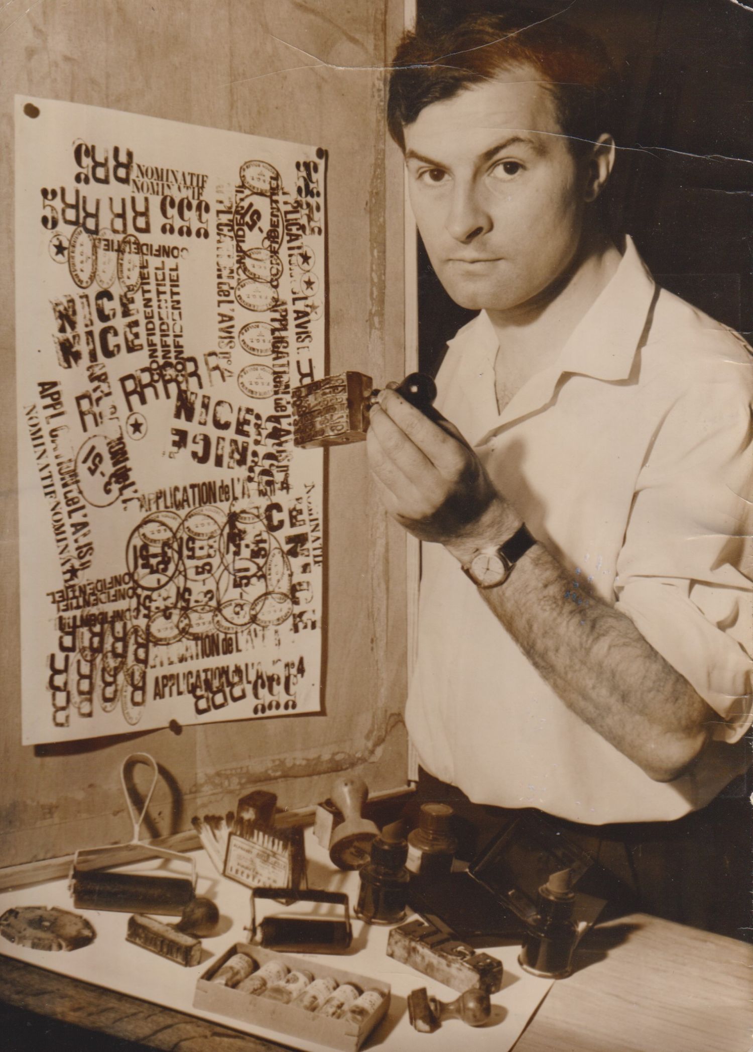 arman-en-1955-devant-un-de-ses-premiers-cachets-sur-papier.-photo-alain-jouffroy.jpg
