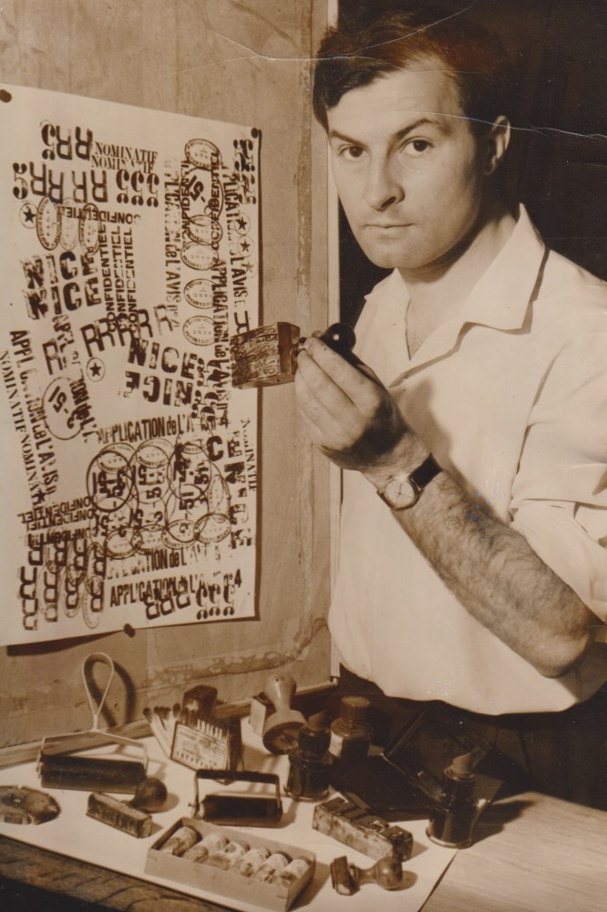 arman-en-1955-devant-un-de-ses-premiers-cachets-sur-papier.-photo-alain-jouffroy.jpg