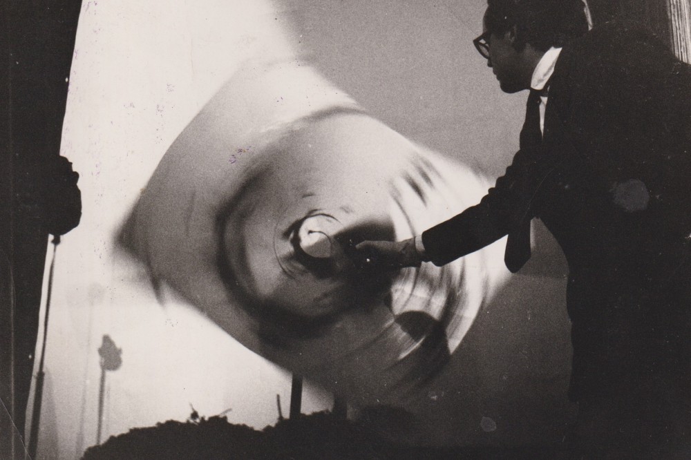 1960_anti-procesparis-alainjouffroyjouantavecmachineapeindredehiquily.jpg