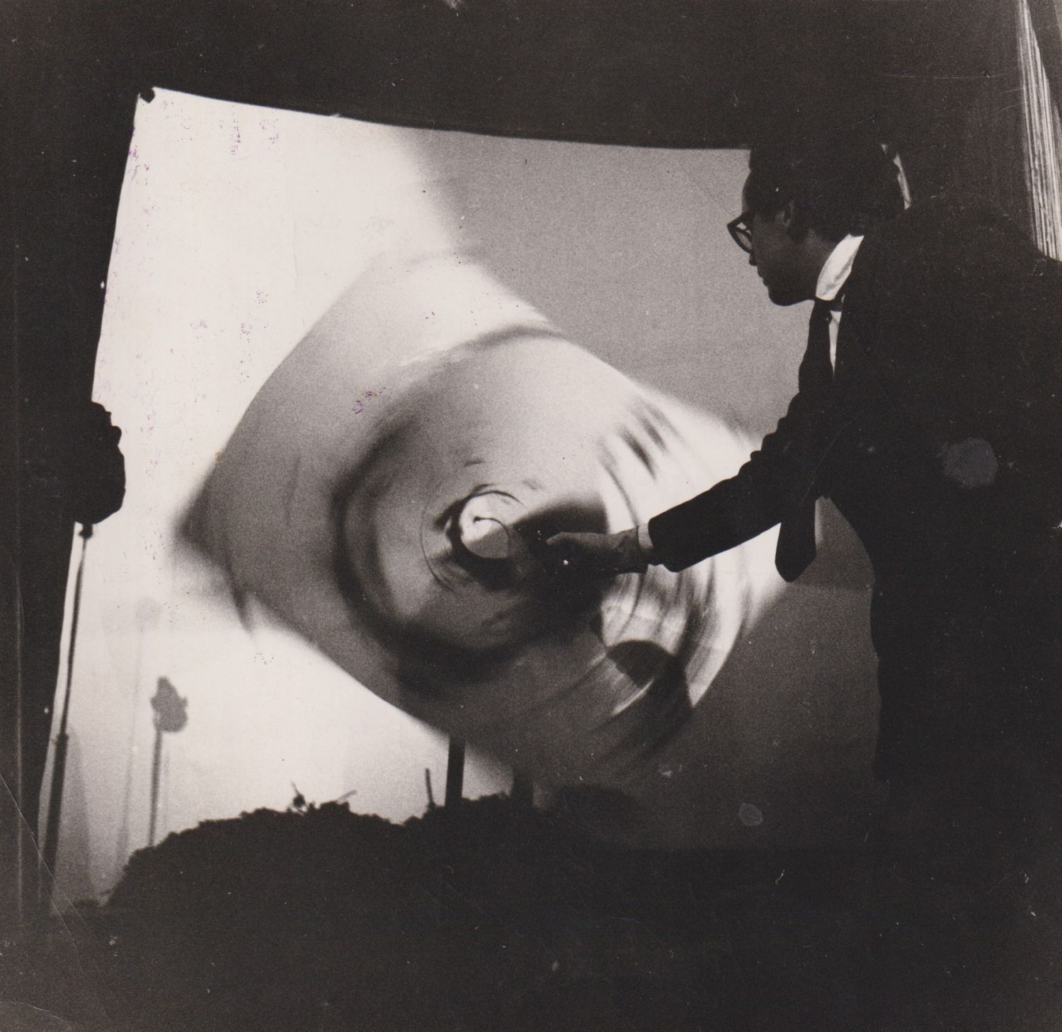 1960_anti-procesparis-alainjouffroyjouantavecmachineapeindredehiquily.jpg