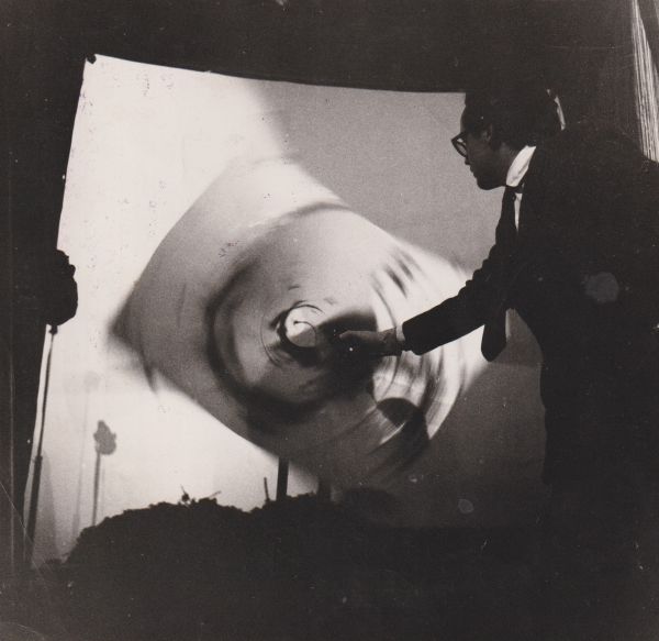 1960_anti-procesparis-alainjouffroyjouantavecmachineapeindredehiquily.jpg