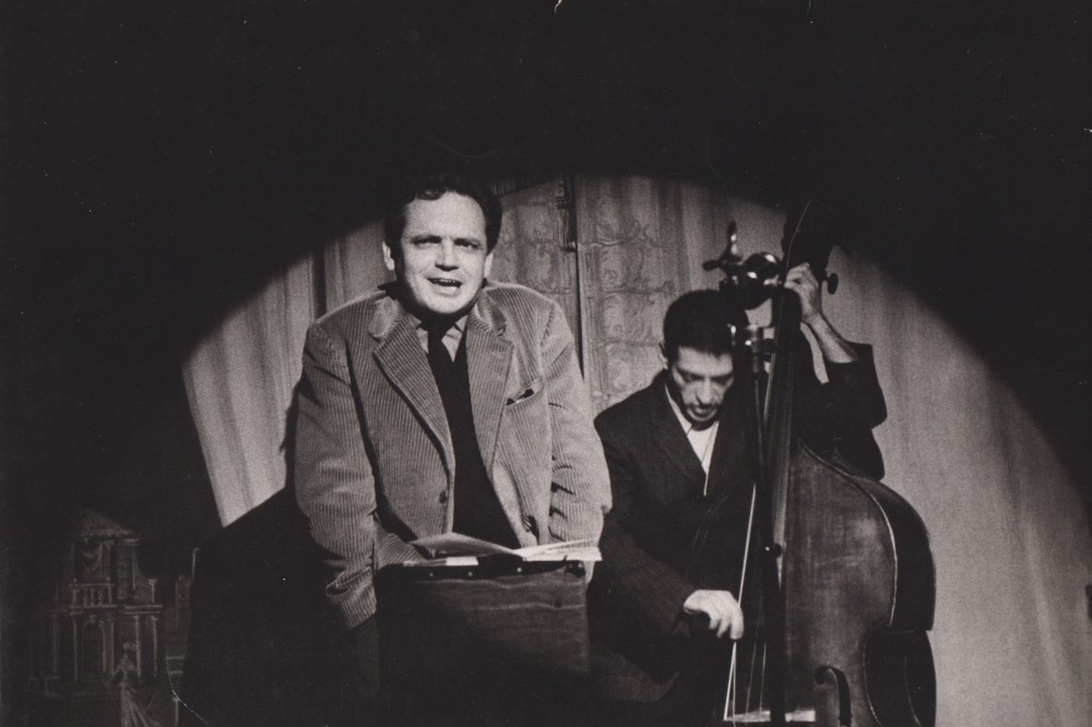 paris-20-fevrier-1960-a-la-galerie-55.-lecture-de-poemes-accompagnee-de-max-harstein-a-la-contrebasse.-photo-mario-dondero.jpg
