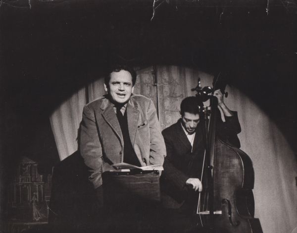 paris-20-fevrier-1960-a-la-galerie-55.-lecture-de-poemes-accompagnee-de-max-harstein-a-la-contrebasse.-photo-mario-dondero.jpg