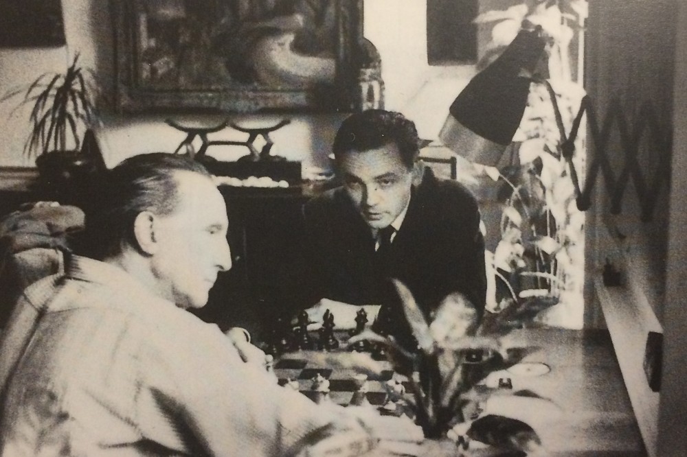 8-decembre-1961-partie-d-echecs-avec-marcel-duchamp-au-28-west-de-la-10e-rue-a-new-york-au-domicile-de-l-artiste.-collection-par.jpg