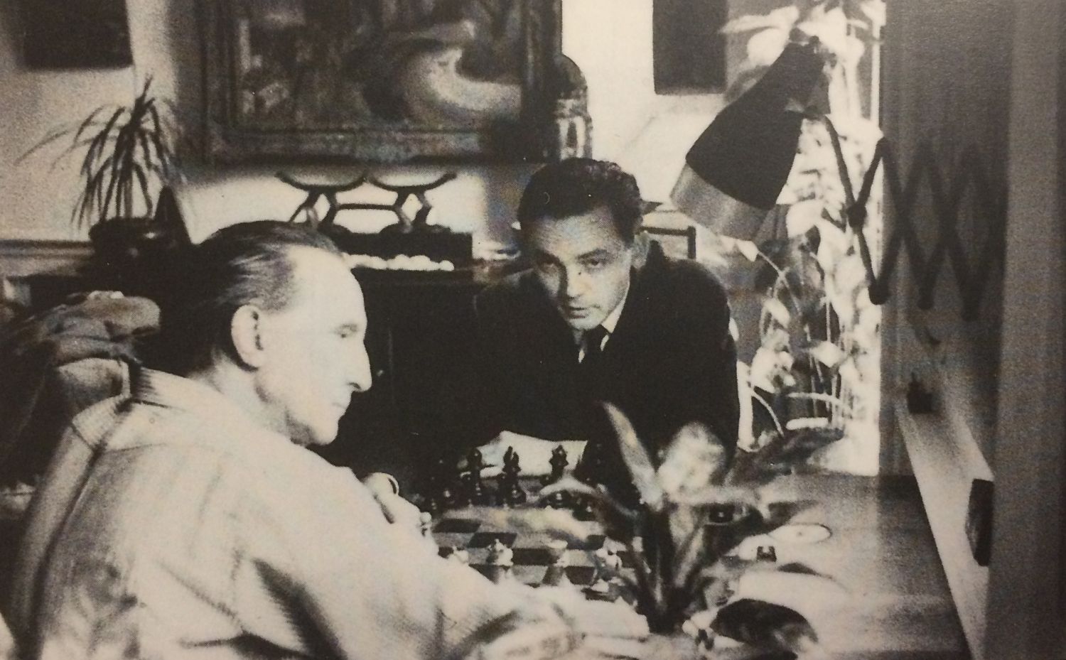 8-decembre-1961-partie-d-echecs-avec-marcel-duchamp-au-28-west-de-la-10e-rue-a-new-york-au-domicile-de-l-artiste.-collection-par.jpg