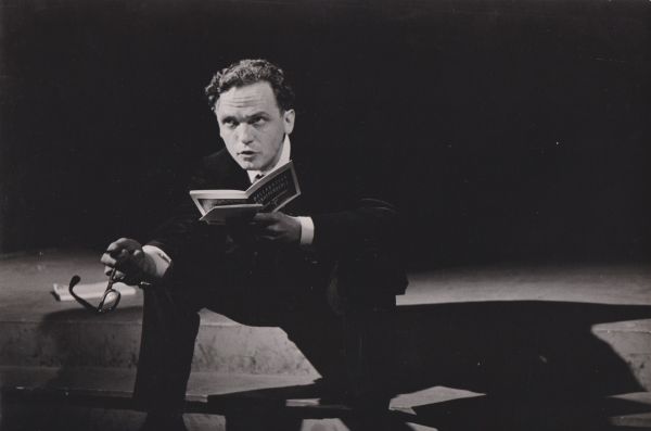 1962-alainjouffroylisantdeclarationdindependance-livingtheaternew-york.jpg