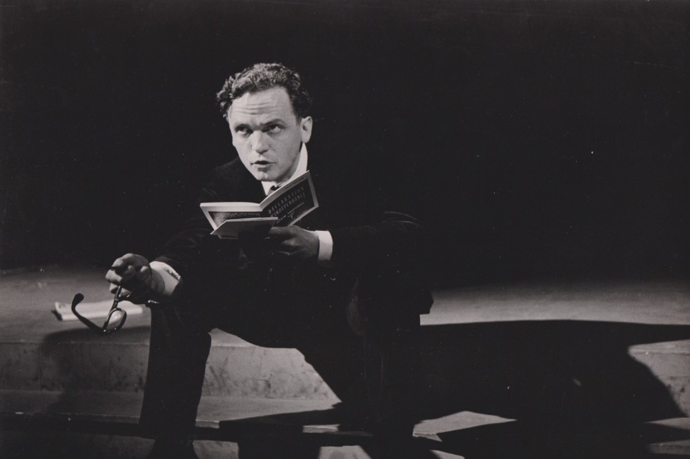 1962-alainjouffroylisantdeclarationdindependance-livingtheaternew-york.jpg