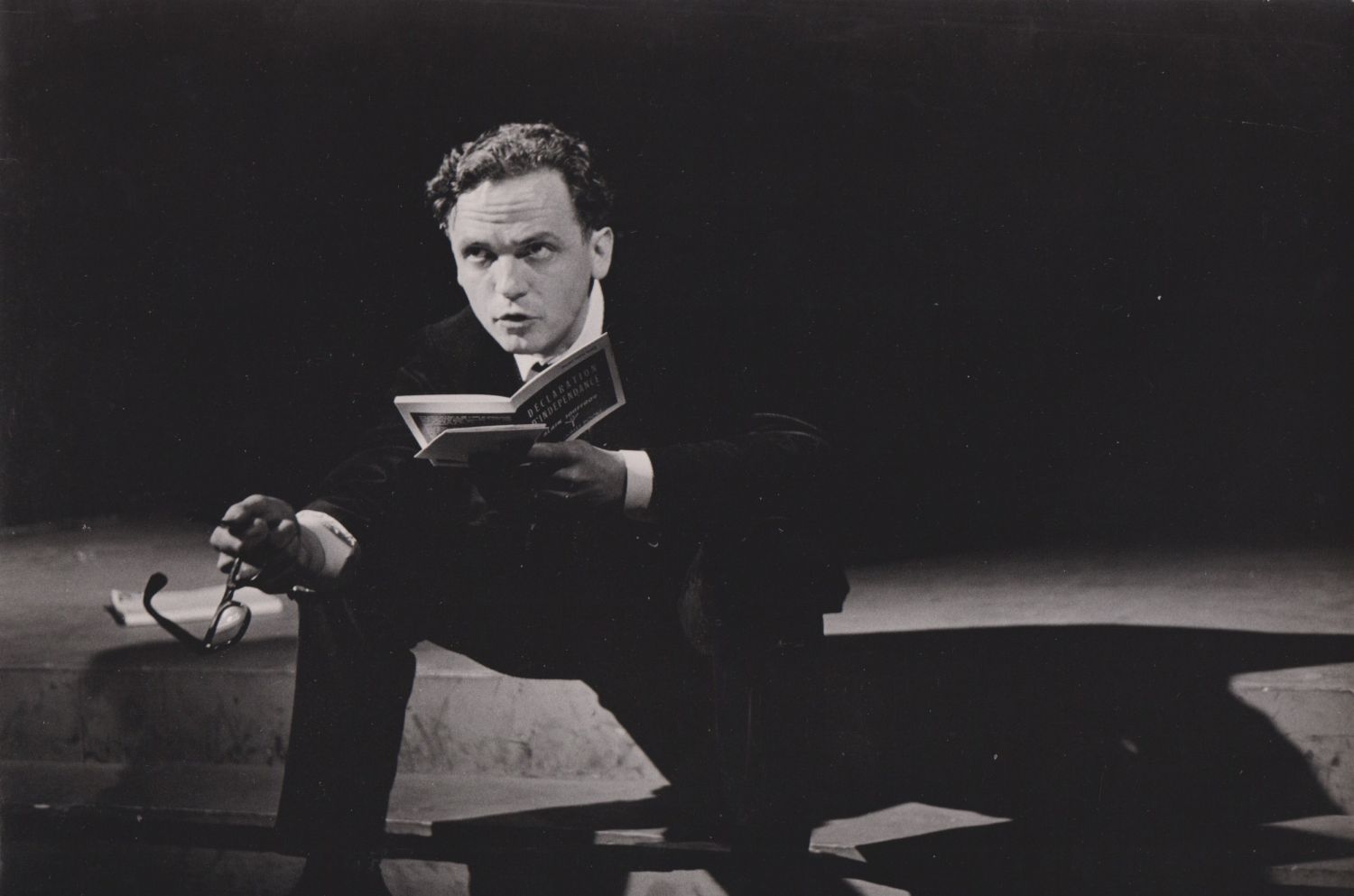 1962-alainjouffroylisantdeclarationdindependance-livingtheaternew-york.jpg