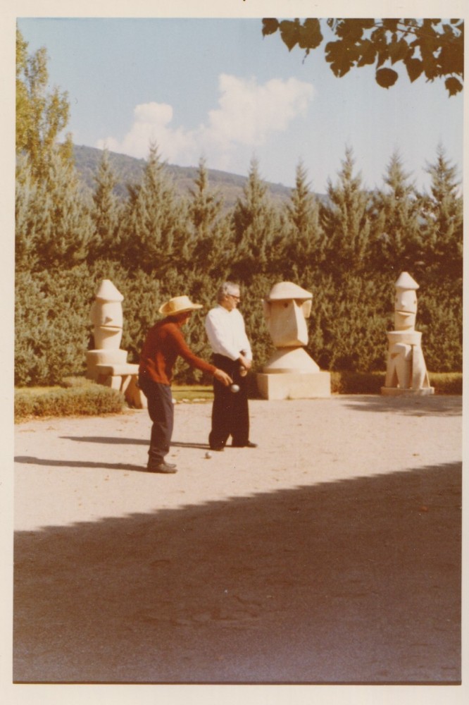 1970circa-alainjouffroyetmaxernstjouantauxboules-huismes2.jpg