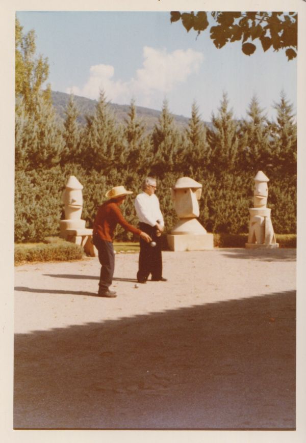 1970circa-alainjouffroyetmaxernstjouantauxboules-huismes2.jpg