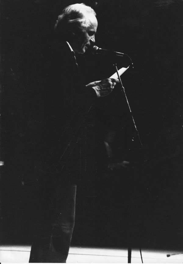 1986-alainjouffroy-lectureaugrandfoyerducentrepompidouavecvossnessenskei.jpg