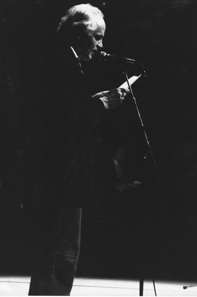 1986-alainjouffroy-lectureaugrandfoyerducentrepompidouavecvossnessenskei.jpg