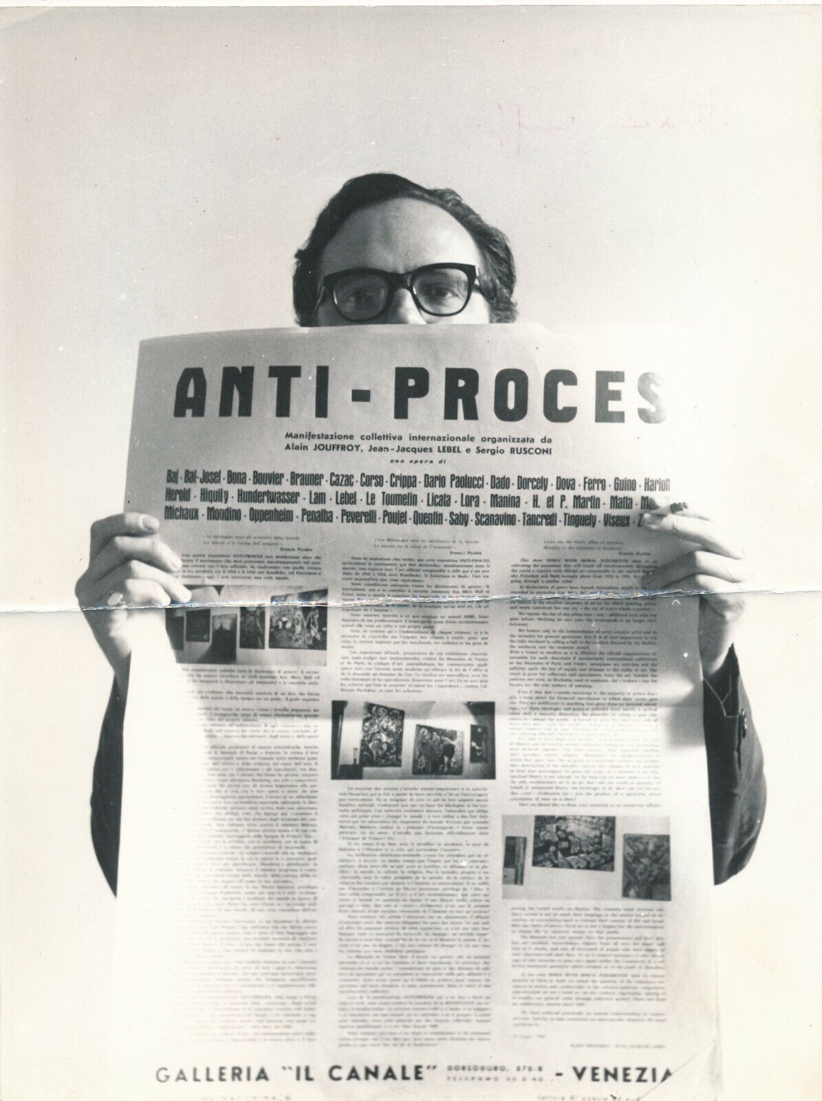 alain-jouffroy-avec-l-affiche-italienne-de-l-anti-proces-de-venise-juin-1961.jpg