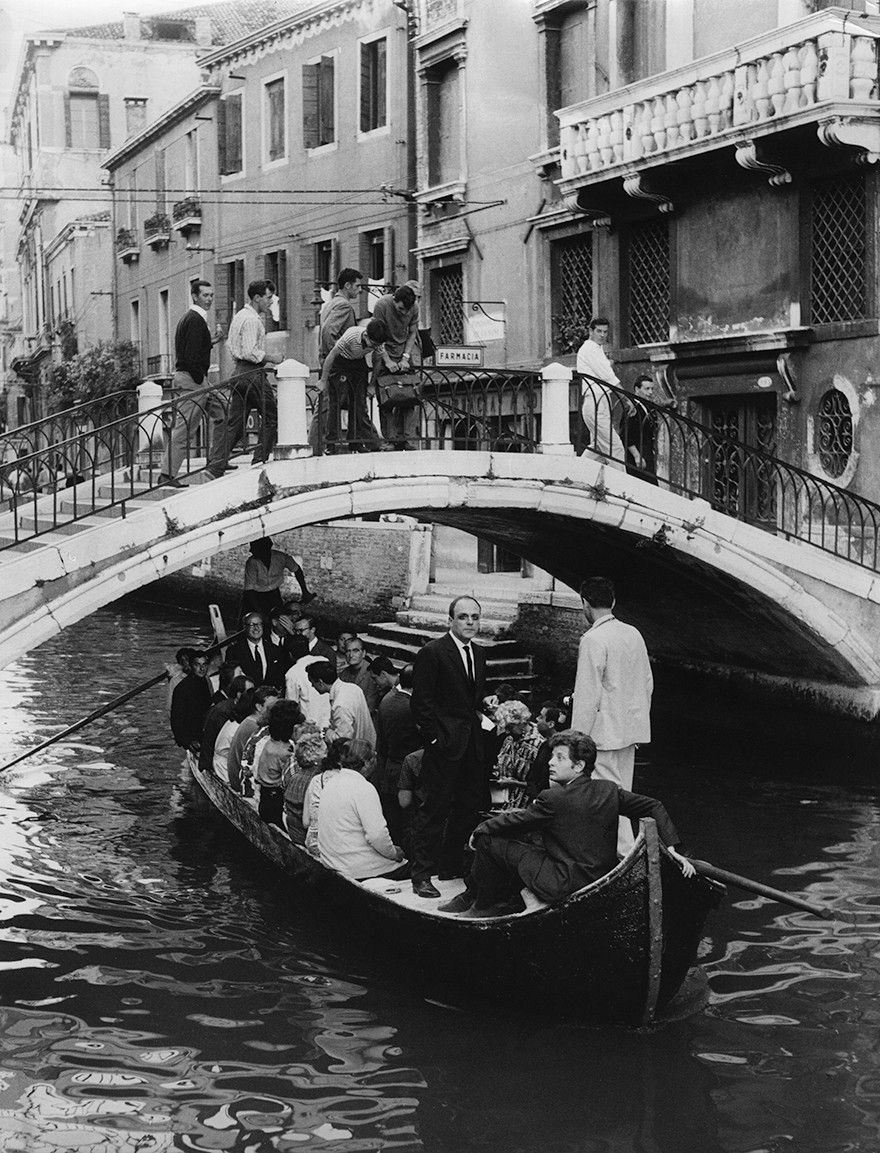 l-enterrement-de-la-chose-de-tinguely.-happening-de-jean-jacques-lebel-venise-14-juillet-1960-cameraphoto-venise-archives-lebel-.jpg